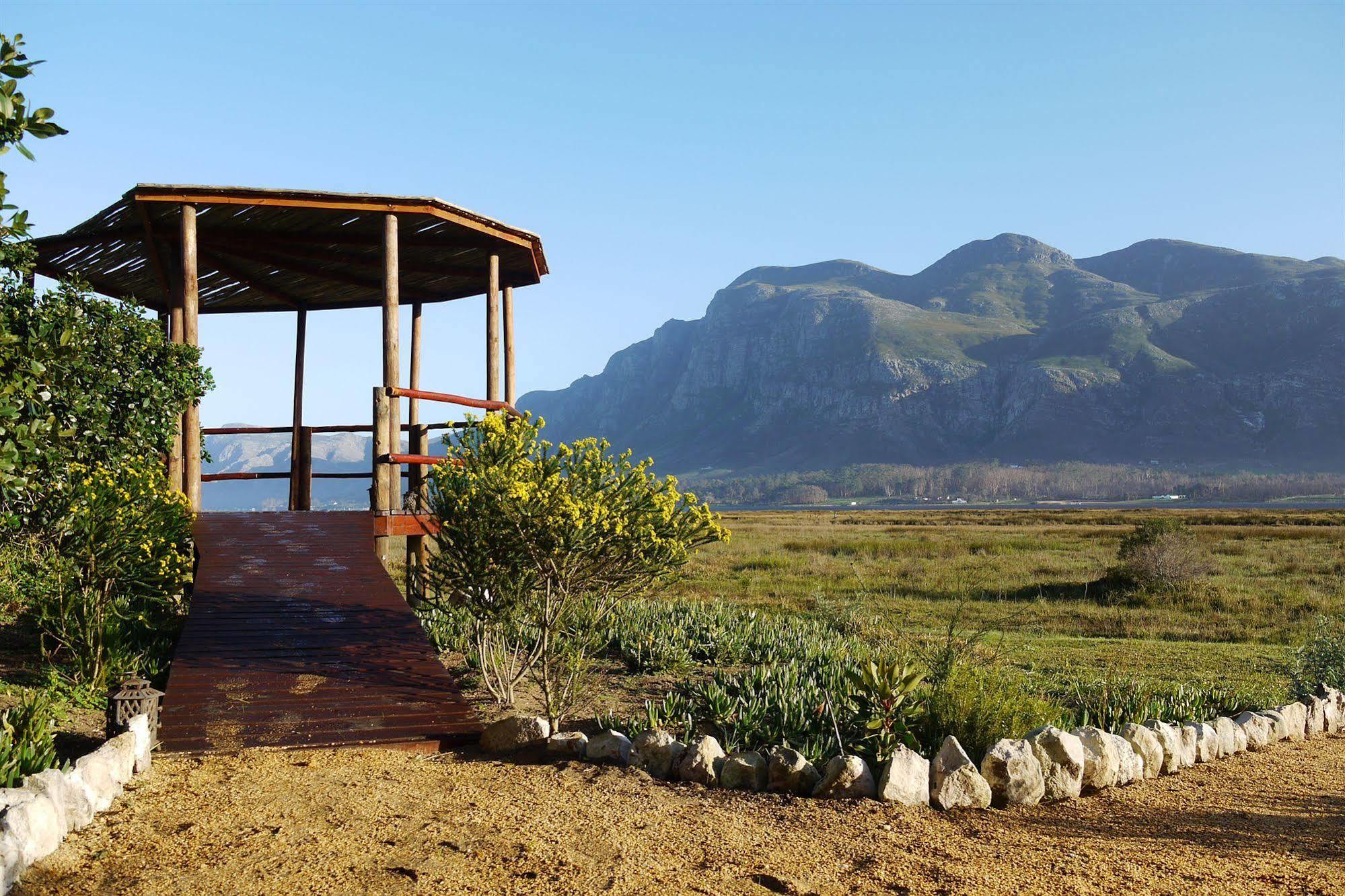 Mosaic Lagoon Lodge Stanford Bagian luar foto